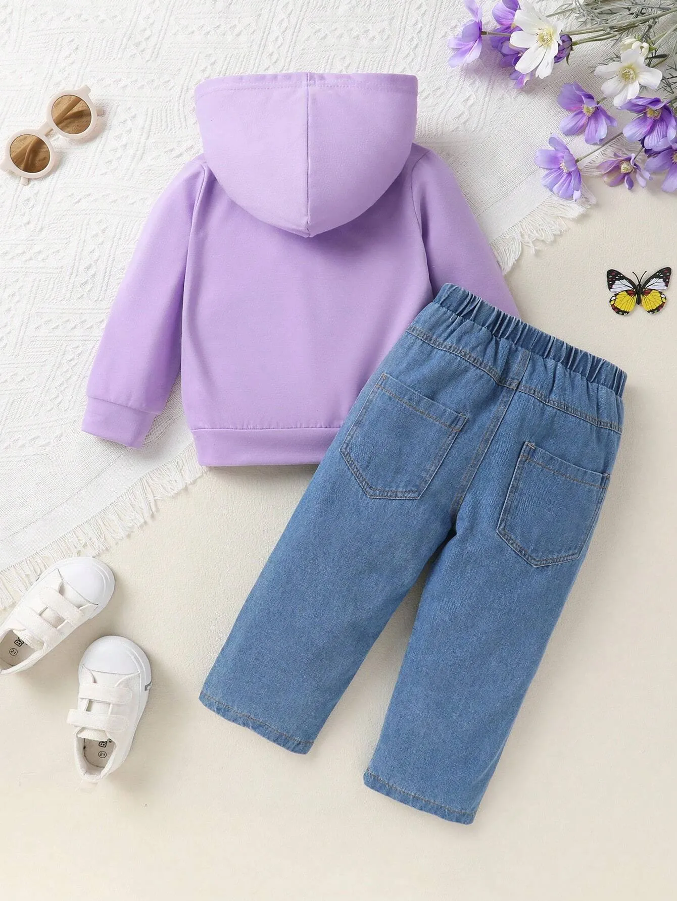 2-Piece Set Of Sweet And Cute Butterfly Printed Hooded Sweatshirt And Butterfly Printed Jeans For Little Girls, Soft, Comfortable And Breathable