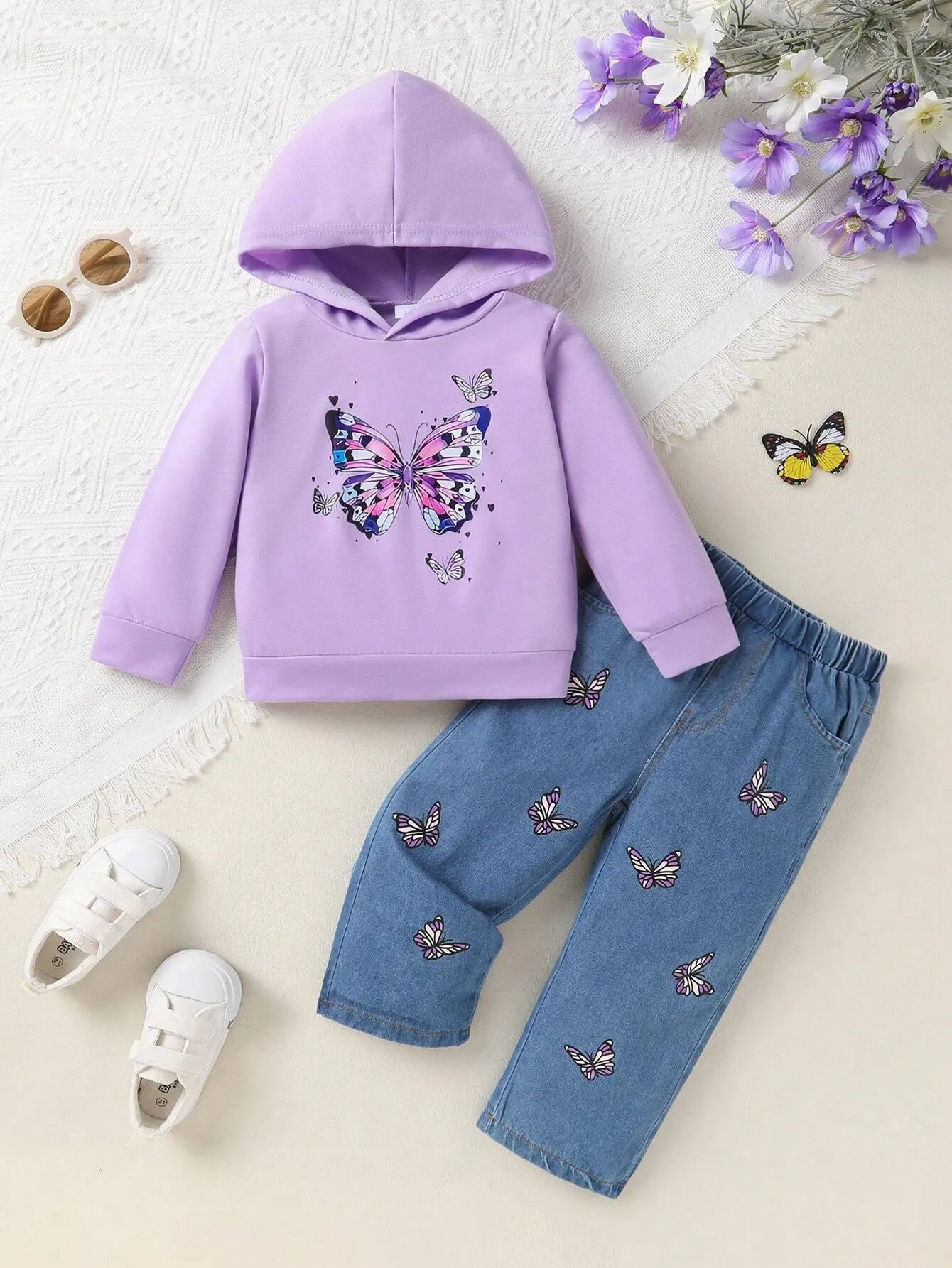 2-Piece Set Of Sweet And Cute Butterfly Printed Hooded Sweatshirt And Butterfly Printed Jeans For Little Girls, Soft, Comfortable And Breathable