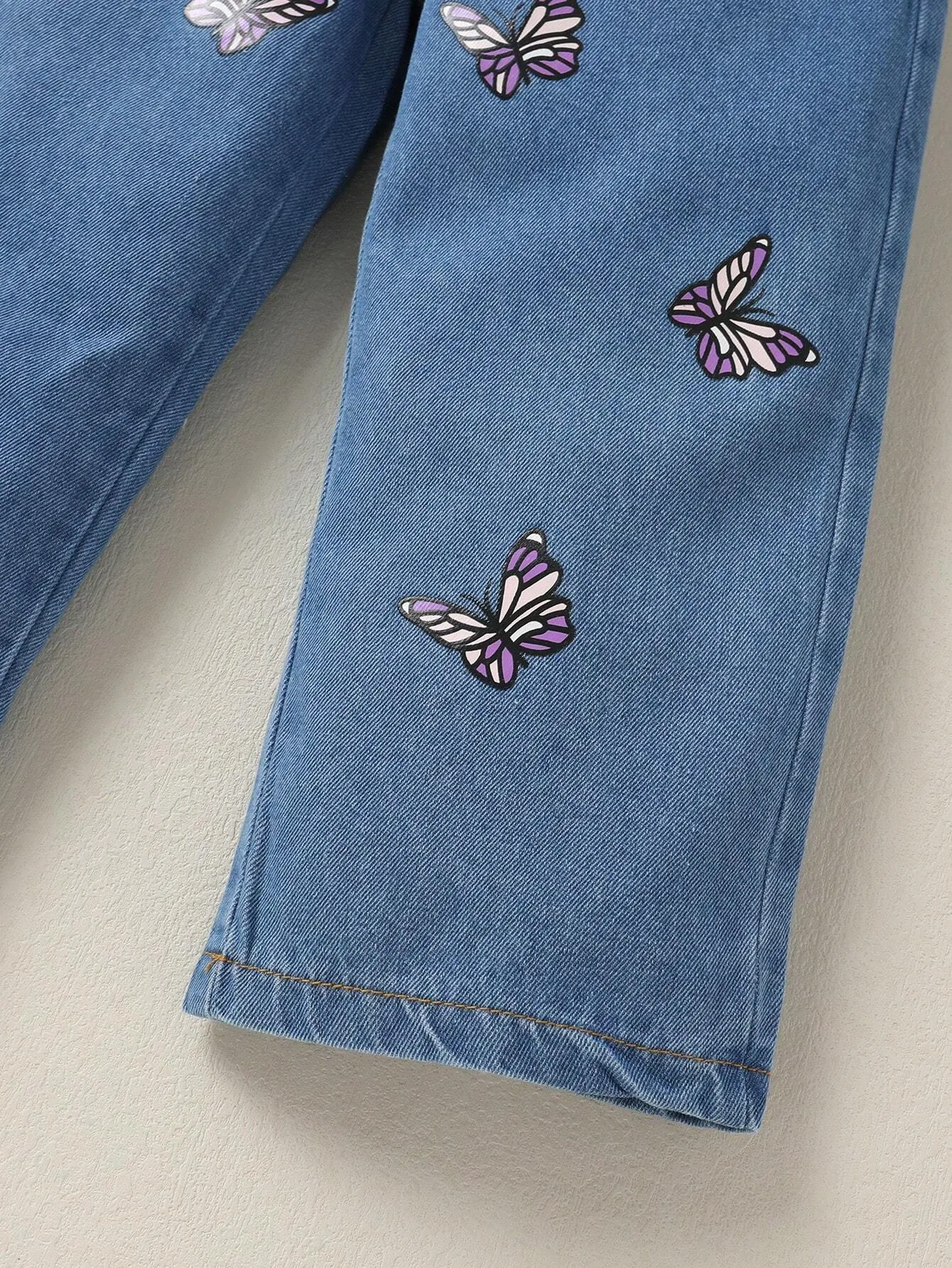 2-Piece Set Of Sweet And Cute Butterfly Printed Hooded Sweatshirt And Butterfly Printed Jeans For Little Girls, Soft, Comfortable And Breathable