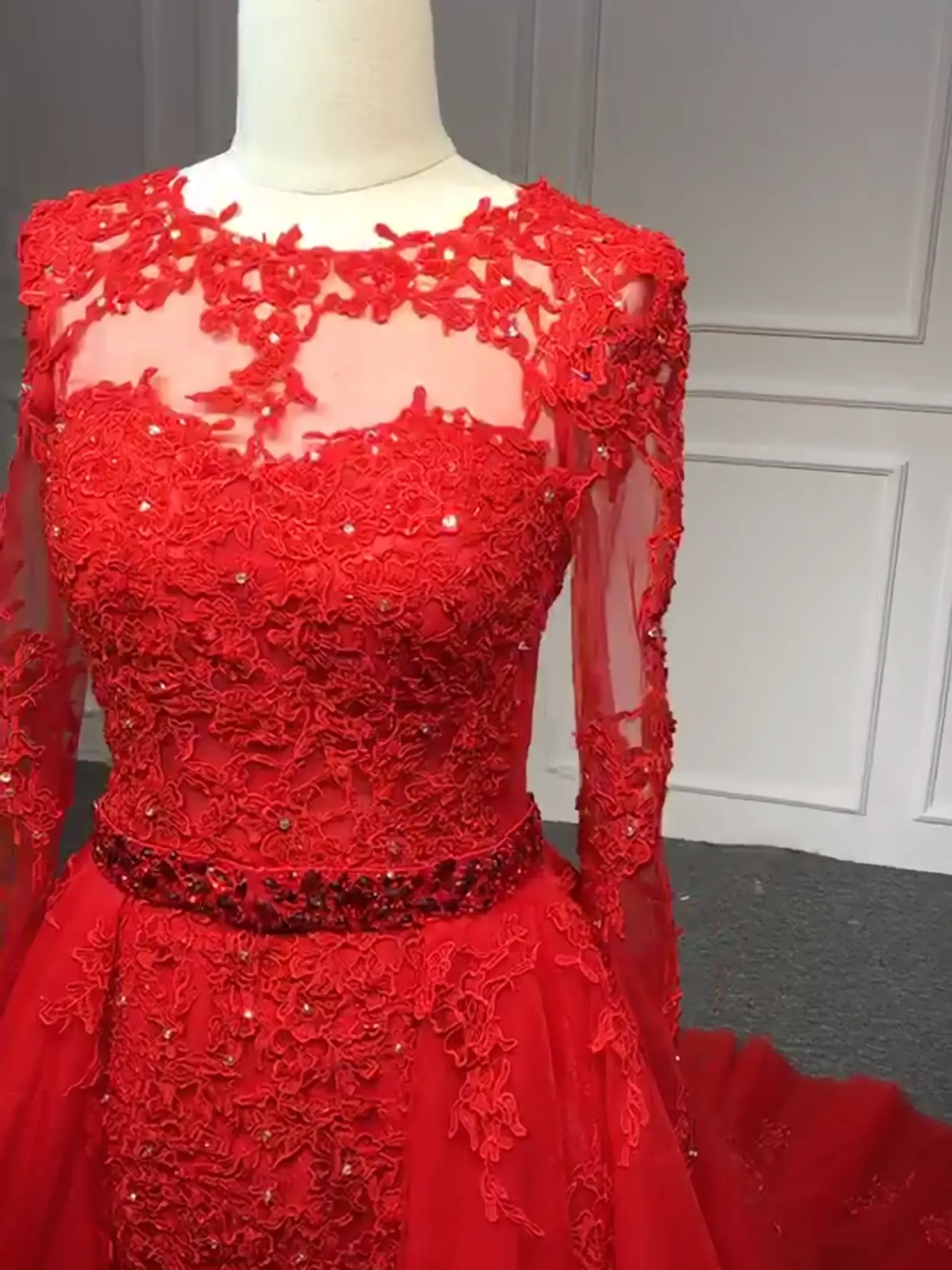 Red crystals beaded long sleeves lace appliqués tulle prom dress two pieces 2021